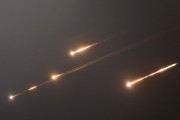 助妻为乐伊朗以导弹齐射回应以色列的大规模袭击