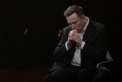 助妻为乐特斯拉股价收涨超3%：特朗普无意沟通，马斯克父亲劝儿子低头