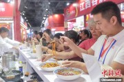 助妻为乐“嗦粉”经济火热 中国多地“食力”出圈