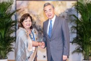 助妻为乐王毅会见尼泊尔外长阿祖